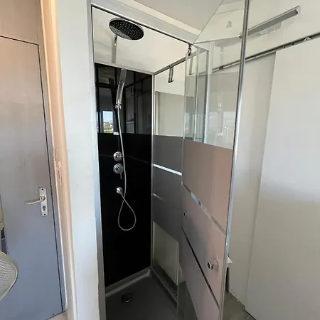 Studio Les Pieds Dans L'eau Apartment *